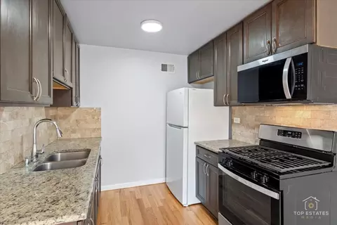 Kitchen - 642 Gray Ct #0, Wheeling, IL 60090 photo 3 of 5