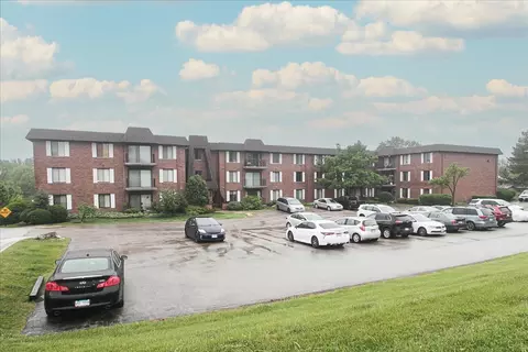 100 Clubhouse Ln #105B, Lake Zurich, IL 60047