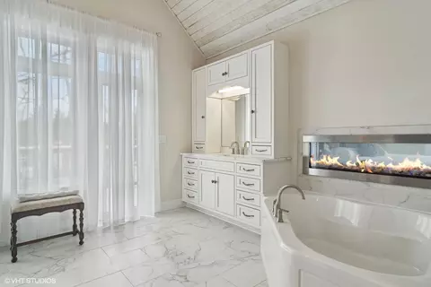 Bath - 1124 Blackhawk Ave, Mchenry, IL 60051 photo 2 of 3
