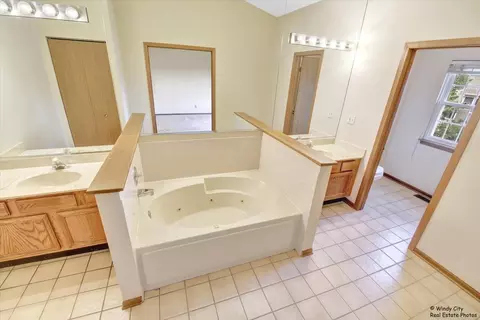 Bath - 319 E Theodore Ln, Itasca, IL 60143 photo 1 of 5