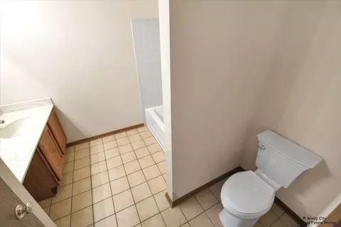 Bath - 319 E Theodore Ln, Itasca, IL 60143 photo 3 of 5