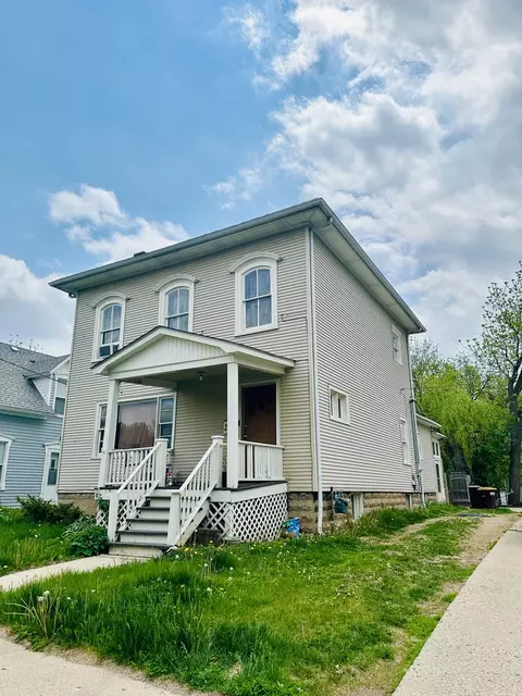 403 E Diggins St, Harvard, IL 60033