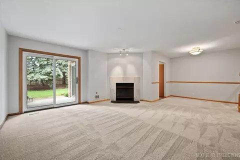 Living - 963 West Ct #E, Naperville, IL 60563 photo 2 of 4