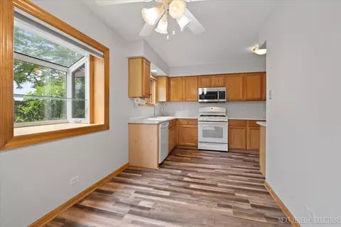 Kitchen - 963 West Ct #E, Naperville, IL 60563 photo 3 of 3
