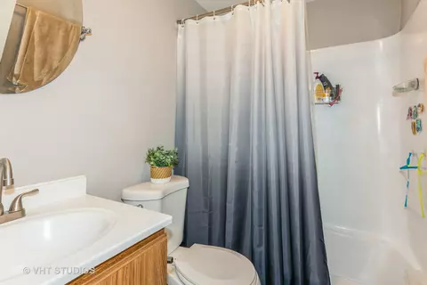 Bath - 305 Walters Ln #1B, Itasca, IL 60143 photo 1 of 1