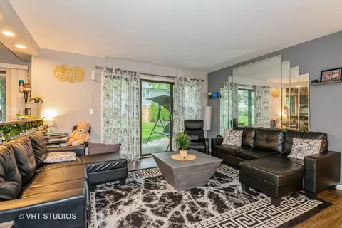 Living - 305 Walters Ln #1B, Itasca, IL 60143 photo 3 of 3