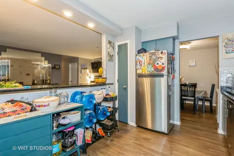 Kitchen - 305 Walters Ln #1B, Itasca, IL 60143 photo 2 of 2