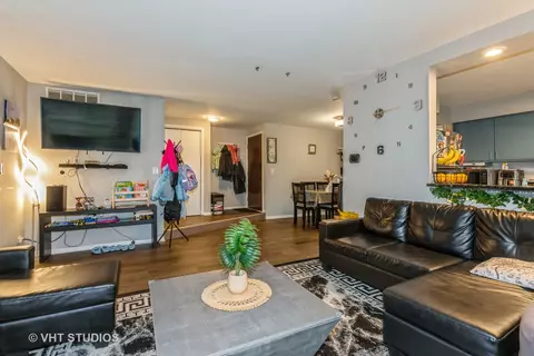 Living - 305 Walters Ln #1B, Itasca, IL 60143 photo 1 of 3