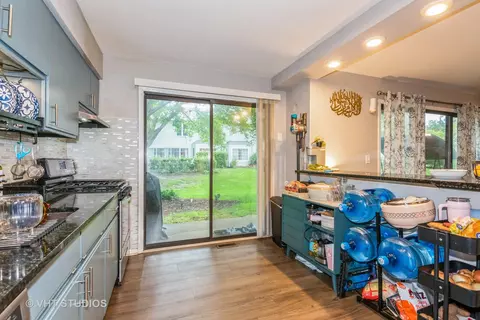 Kitchen - 305 Walters Ln #1B, Itasca, IL 60143 photo 1 of 2
