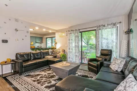 Living - 305 Walters Ln #1B, Itasca, IL 60143 photo 2 of 3