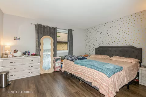 Bedroom - 305 Walters Ln #1B, Itasca, IL 60143 photo 1 of 2