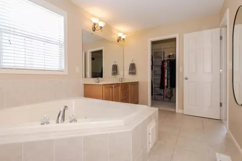 Bath - 3261 Butterfly Dr, Normal, IL 61761 photo 4 of 6