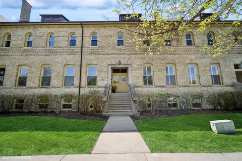 242 Leonard Wood South Rd S #211, Highland Park, IL 60035