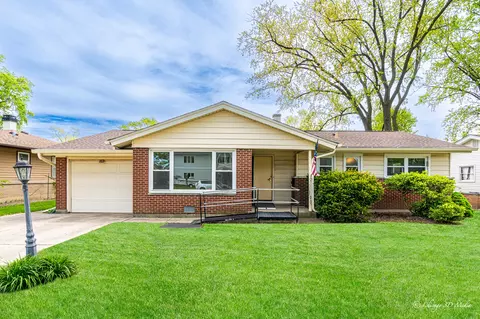 265 Fern Dr, Elk Grove Village, IL 60007