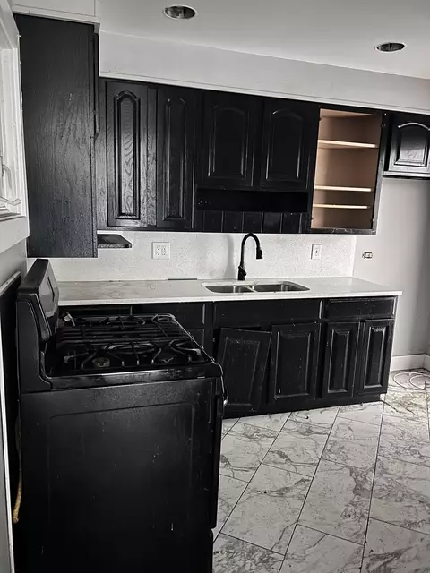 Kitchen - 17814 Burnham Ave, Lansing, IL 60438 photo 2 of 2