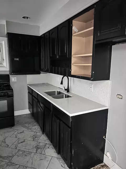 Kitchen - 17814 Burnham Ave, Lansing, IL 60438 photo 1 of 2