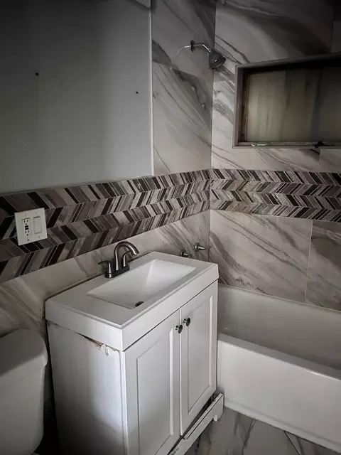 Bath - 17814 Burnham Ave, Lansing, IL 60438 photo 2 of 2