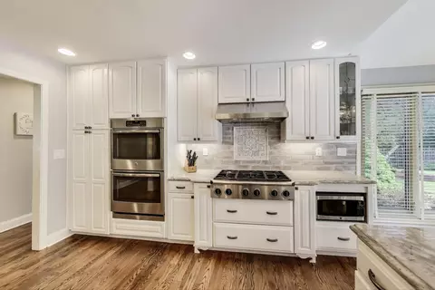 Kitchen - 2041 Chatham Dr, Wheaton, IL 60189 photo 2 of 4