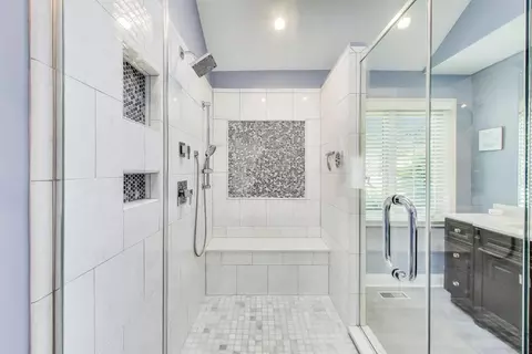 Bath - 2041 Chatham Dr, Wheaton, IL 60189 photo 3 of 4