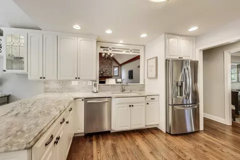 Kitchen - 2041 Chatham Dr, Wheaton, IL 60189 photo 3 of 4