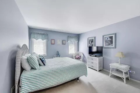 Bedroom - 2041 Chatham Dr, Wheaton, IL 60189 photo 4 of 4