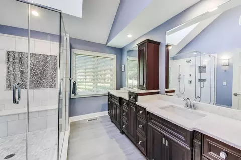 Bath - 2041 Chatham Dr, Wheaton, IL 60189 photo 2 of 4