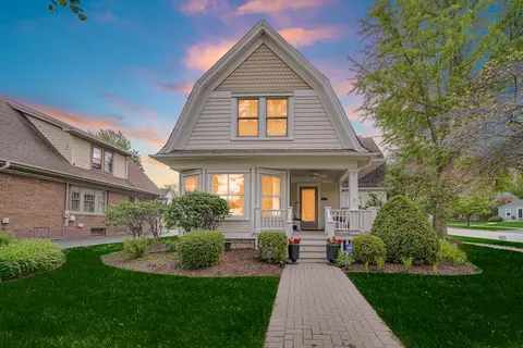 249 W Russell St, Barrington, IL 60010