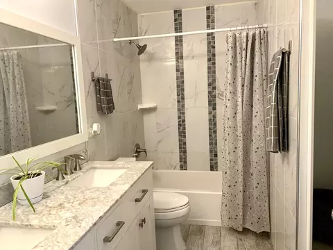 Bath - 2406 Daybreak Ct, Elgin, IL 60123 photo 2 of 2