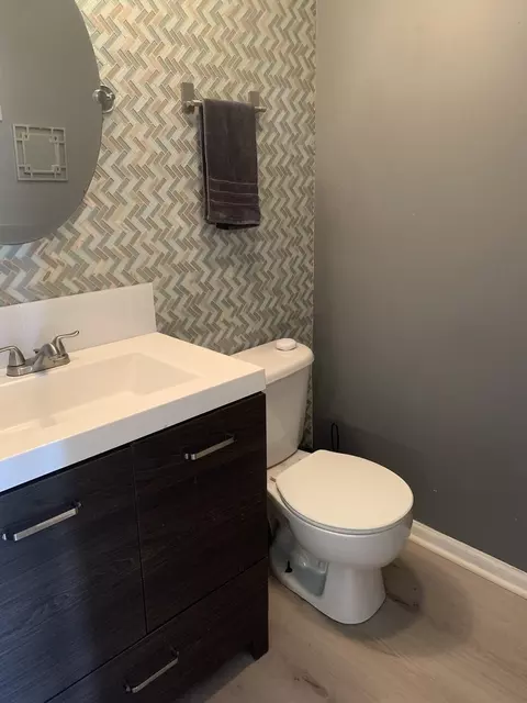 Bath - 2406 Daybreak Ct, Elgin, IL 60123 photo 1 of 2