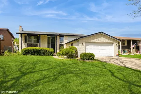 656 W St Aubin Dr, Addison, IL 60101