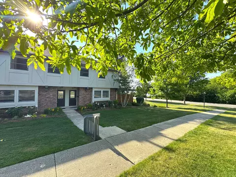 886 Bristol Dr, Barrington, IL 60010