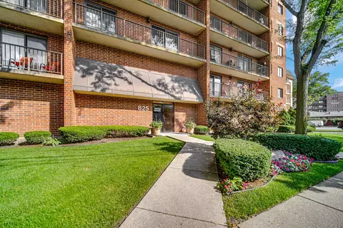 825 Center St #505, Des Plaines, IL 60016