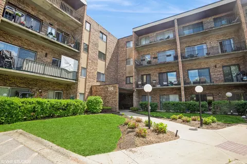 725 W Huntington Commons Rd #407, Mount Prospect, IL 60056