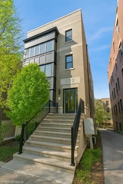 722 W Melrose St #2, Chicago, IL 60657