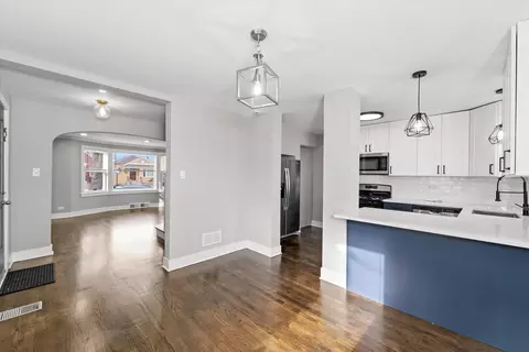 Entry Way - 10519 S Eberhart Ave, Chicago, IL 60628 photo 2 of 4