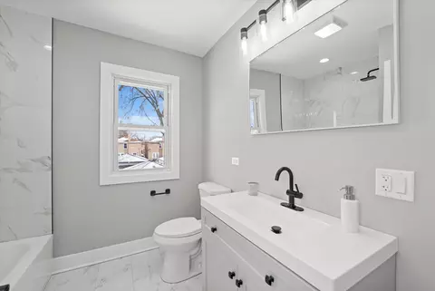 Bath - 10519 S Eberhart Ave, Chicago, IL 60628 photo 1 of 3