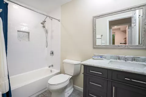 Bath - 2028 Maple Ave, Northbrook, IL 60062 photo 3 of 4