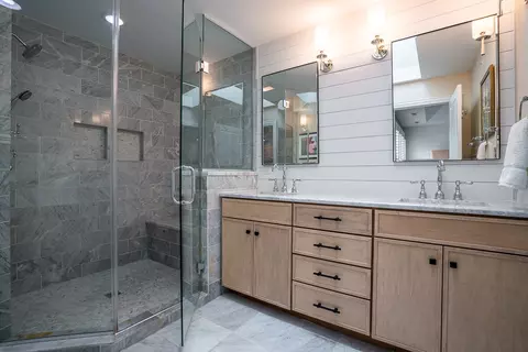 Bath - 2028 Maple Ave, Northbrook, IL 60062 photo 2 of 4