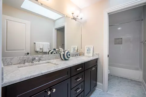 Bath - 2028 Maple Ave, Northbrook, IL 60062 photo 4 of 4