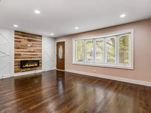 Living - 1331 W 112th St, Chicago, IL 60643 photo 1 of 5