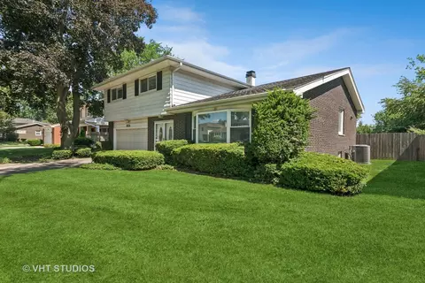 1826 E Tano Ln, Mount Prospect, IL 60056 photo 2