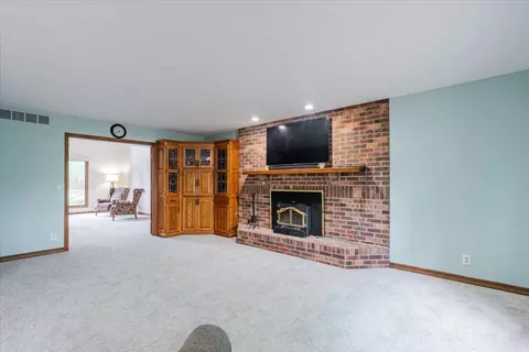 Living - 6 Jill Ct, Bloomington, IL 61701 photo 2 of 7