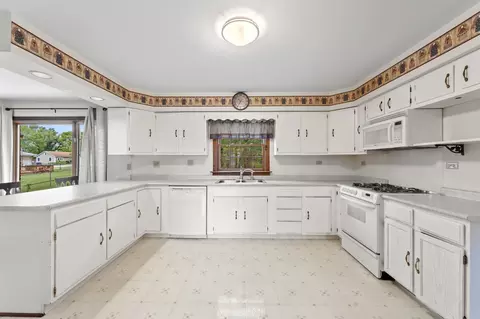 Kitchen - 208 Ridge St, Algonquin, IL 60102 photo 2 of 5