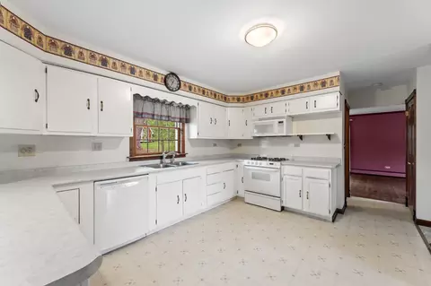 Kitchen - 208 Ridge St, Algonquin, IL 60102 photo 3 of 5