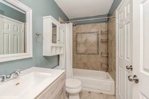 Bath - 618 Hampton Cir, Elgin, IL 60120 photo 2 of 2