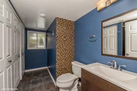 Bath - 618 Hampton Cir, Elgin, IL 60120 photo 1 of 2