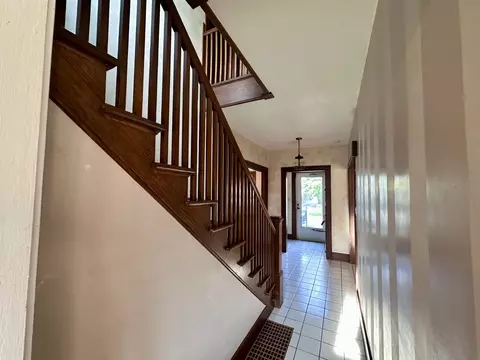 Entry Way - 407 4th Ave, Ottawa, IL 61350 photo 2 of 4