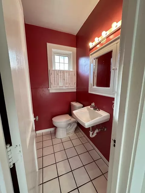 Bath - 407 4th Ave, Ottawa, IL 61350 photo 1 of 1