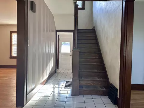 Entry Way - 407 4th Ave, Ottawa, IL 61350 photo 1 of 4
