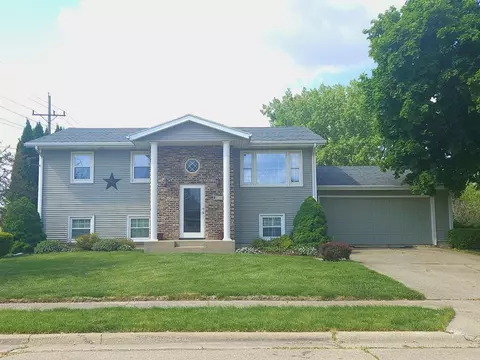 910 Saint Josephs Rd, Sterling, IL 61081